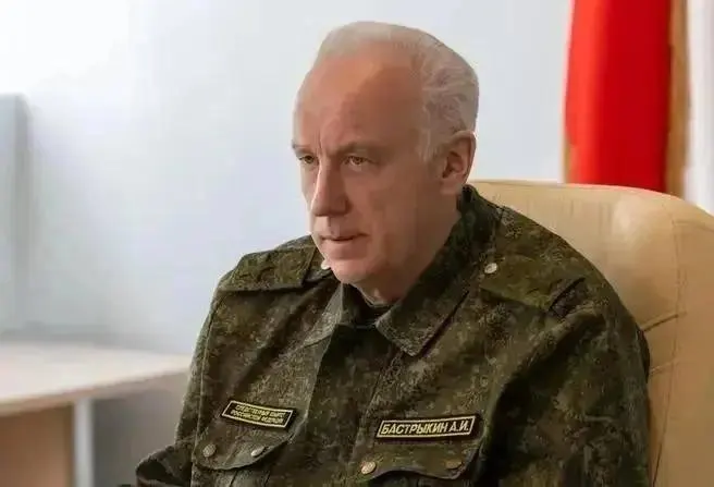 Судью из Сочи подозревают в получении взятки на 25 млн рублей от дорожной подрядной организации; подрядчикам уже вынесли приговоры.