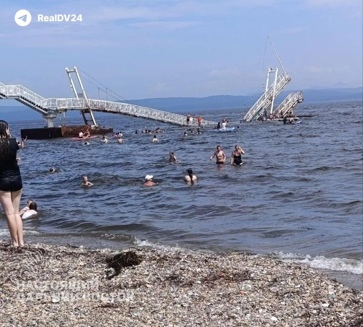 В бухте Тавайза в районе Артёма обрушился аварийный мост; пострадали четыре человека, трое из них — дети. Следственные органы возбудили уголовное дело.