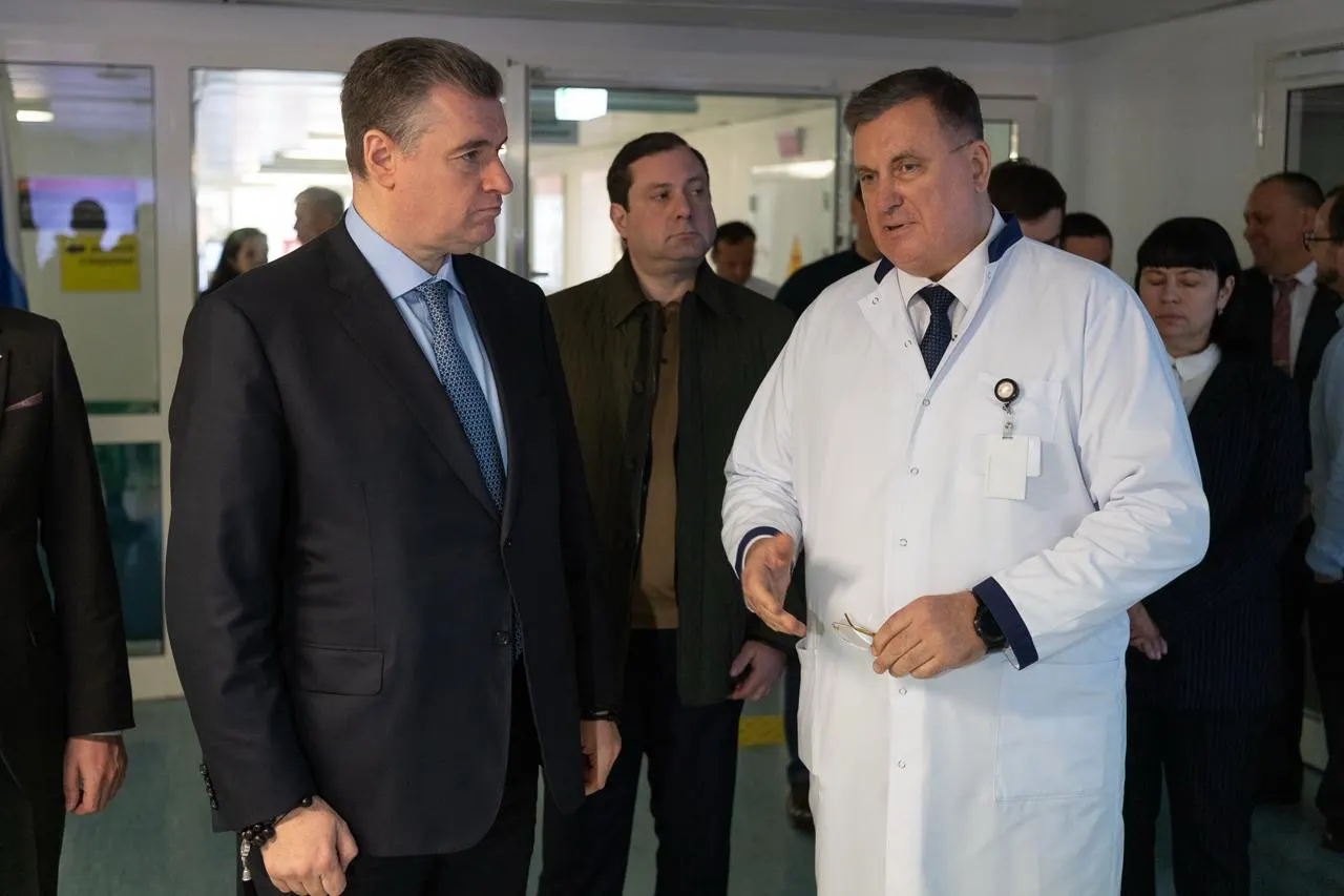 Лидер ЛДПР заявил, что «оптимизация» привела к сокращению кадров и нехватке врачей и медсестёр, особенно в малых городах; предложил отменить НДФЛ для врачей с доходом ниже 100 тыс. руб. и обеспечить медиков жильём и льготной ипотекой.