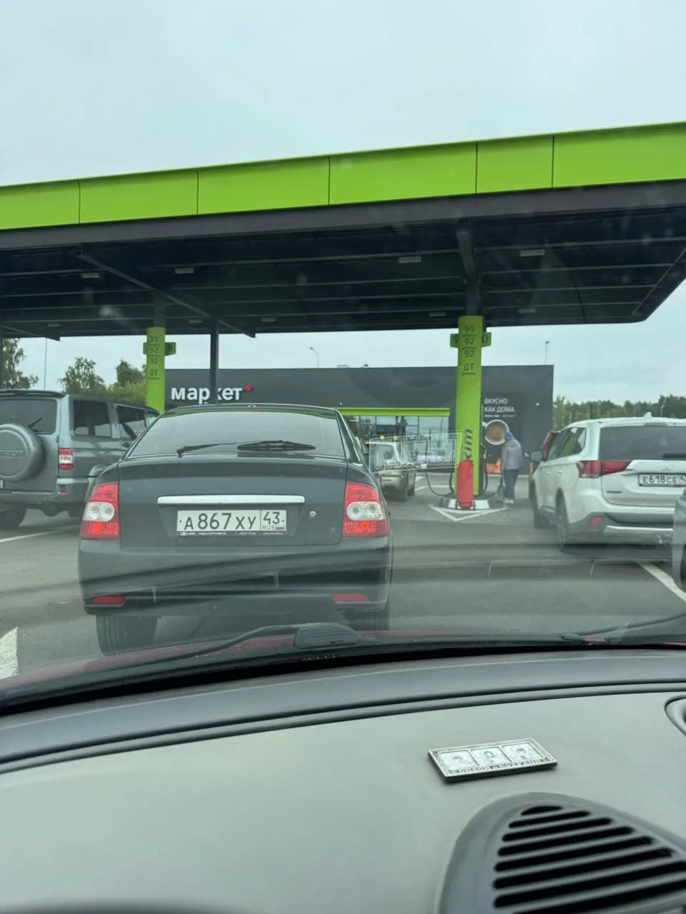 На заправке на улице Луганской снова продают бензин и дизель. АИ‑92 — 129 ₽, ДТ — 125 ₽, по сообщениям водителей.