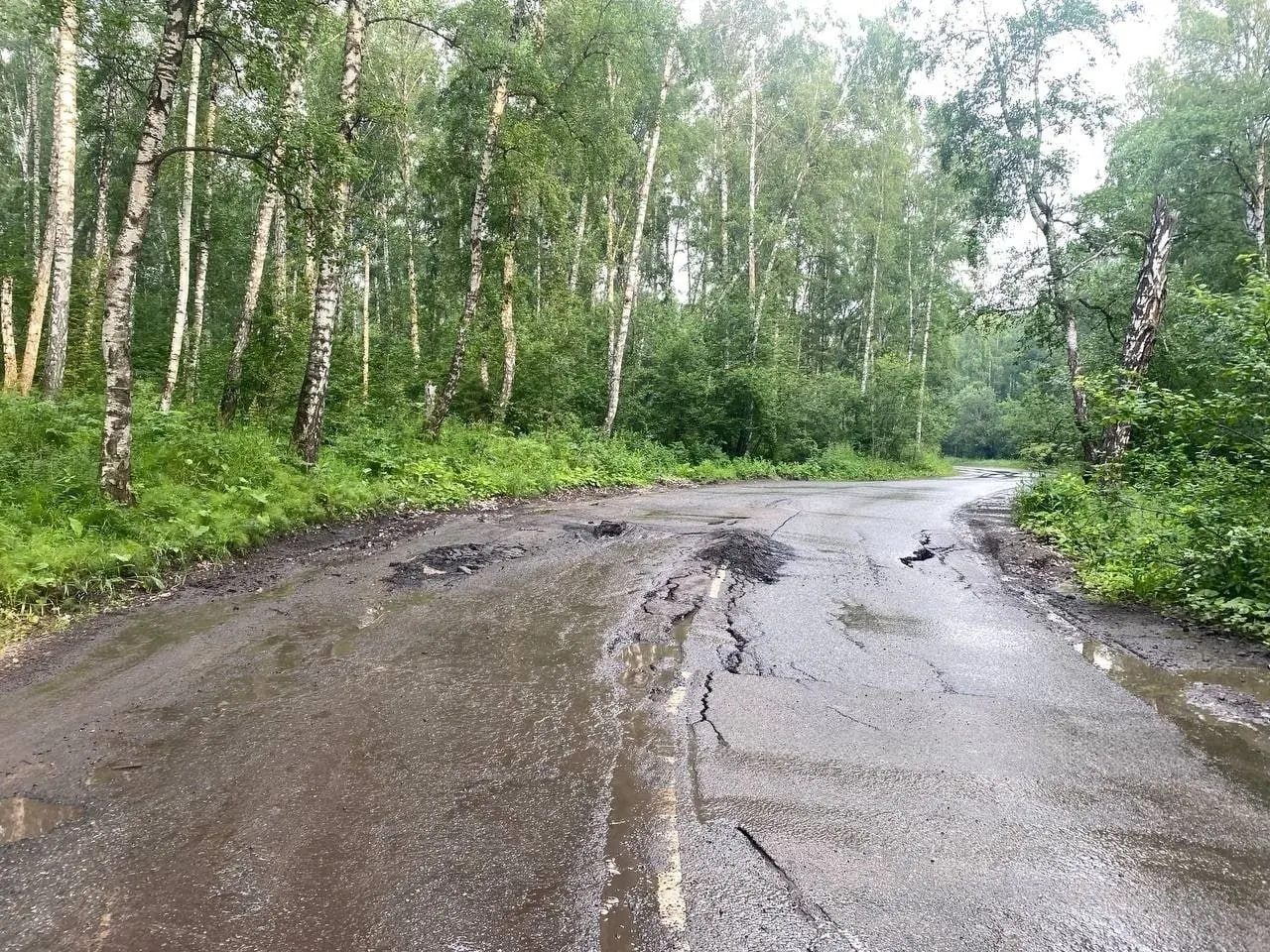 Из‑за протекавшей по дороге воды покрытие пошло трещинами и начало проседать. В УДИБ проводят обследование и временно восстанавливают разрушенные участки.