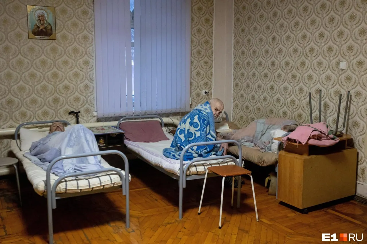 Сотрудников дома престарелых в Кемерове обвинили в жестоком обращении с постояльцами и нарушениях санитарии. Представитель учреждения опровергает обвинения, по факту начата проверка Следственного комитета.