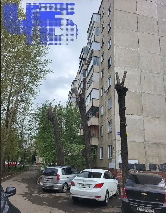 В доме №68А на улице Молодогвардейцев в Челябинске горячее водоснабжение отключили 20 мая. Жильцы, среди которых ветераны и люди с инвалидностью, жалуются на бездействие управляющей компании и просят вмешаться городские власти.