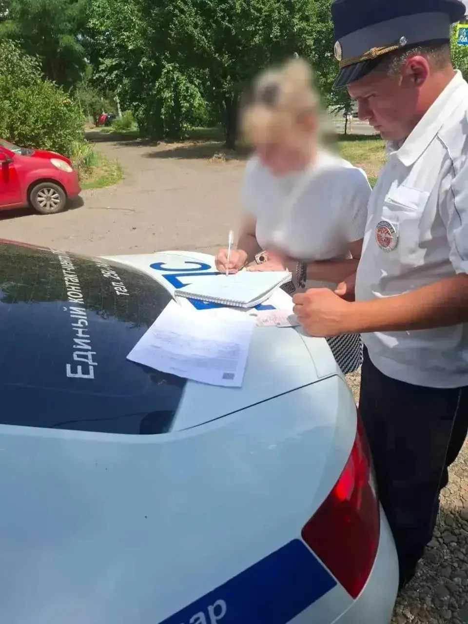 50‑летняя жительница Краснодара ехала по улице Черкасской с супругом на капоте; ей грозит штраф в 500 рублей за нарушение правил перевозки людей.