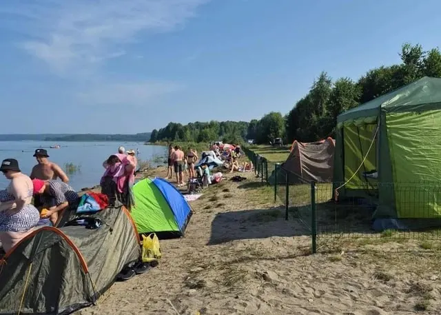 Отдыхающие у посёлка Губернское заметили, что пляж на озере Увильды начали ограждать полноценным железным забором; местные утверждают, что он установлен почти у воды и перекрывает доступ к береговой полосе.