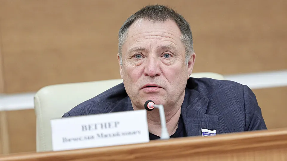 Депутат свердловского заксобрания выступил за жесткие меры против торговцев дорогостоящим топливом. Власти при этом наращивают импорт и снижают стандарты качества бензина, чтобы компенсировать дефицит.