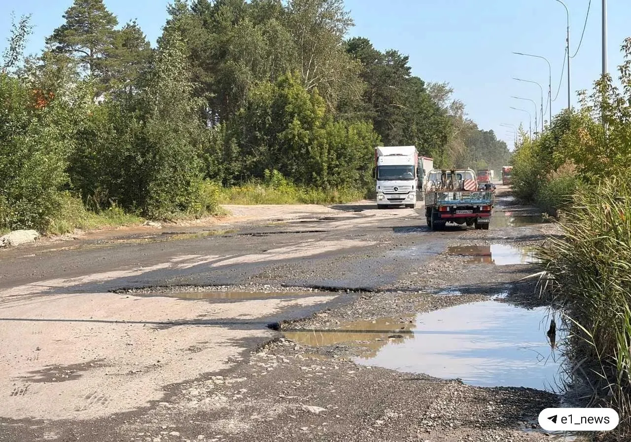 Екатеринбуржцы сообщают, что после дождей Промышленный проезд заливает водой, а в сухую погоду водители вынуждены объезжать крупные ямы. Люди указывают, что дорогу размывает из‑за отсутствия водоотведения, но проблема не решается долгое время.