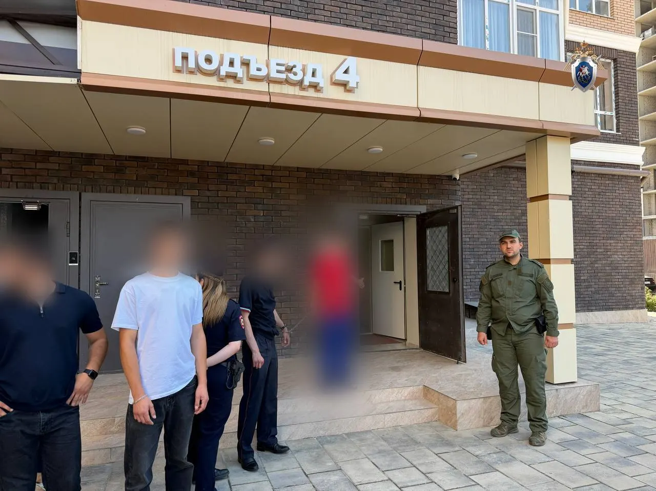 В Майкопе после падения 22‑летней девушки с 16‑го этажа задержан 20‑летний мужчина; следствие решает вопрос об аресте.
