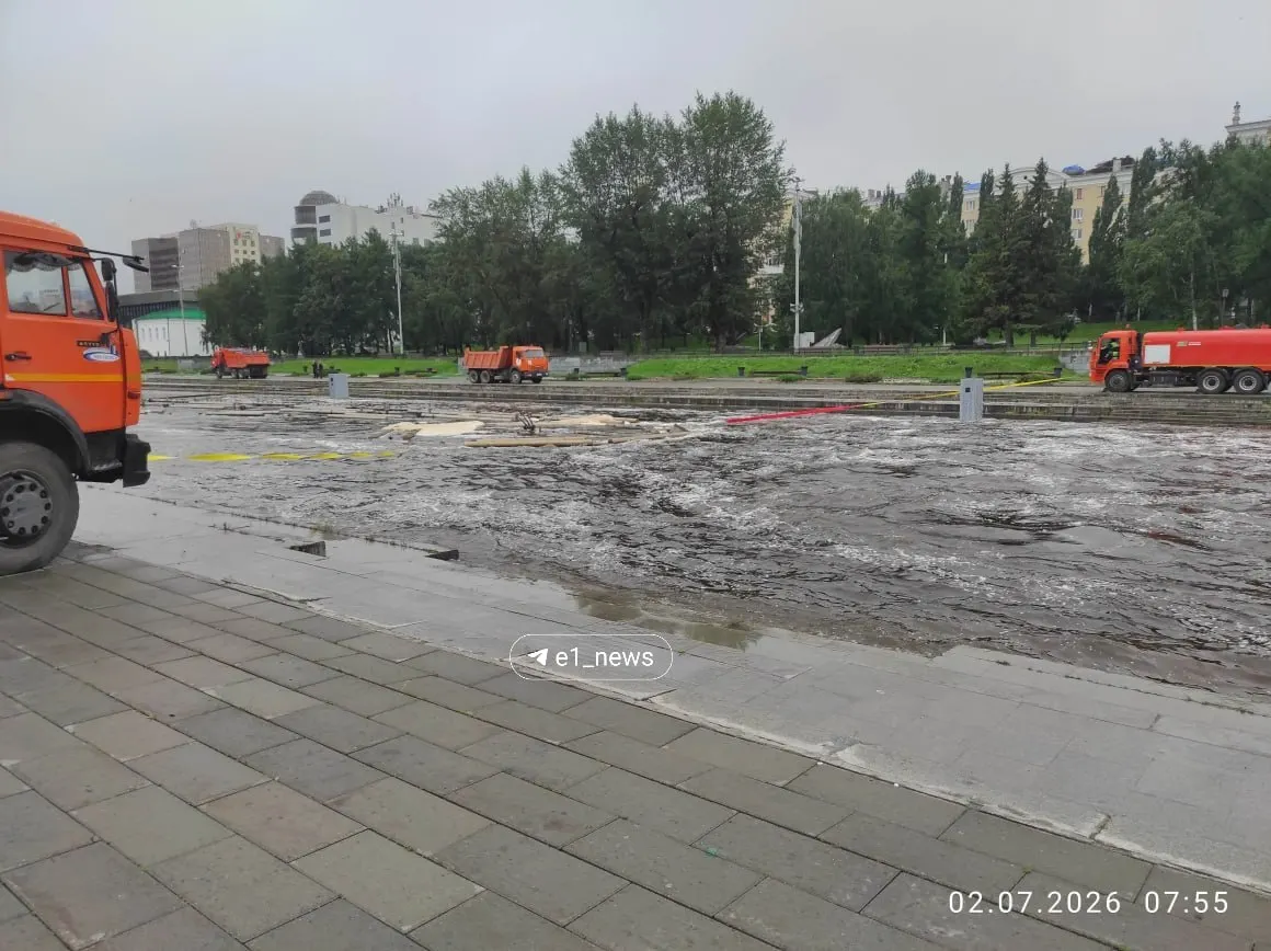 Из‑за большого сброса воды после дождей у фонтана на Плотинке разместили пять самосвалов. В мэрии сообщили, что фонтан в порядке.