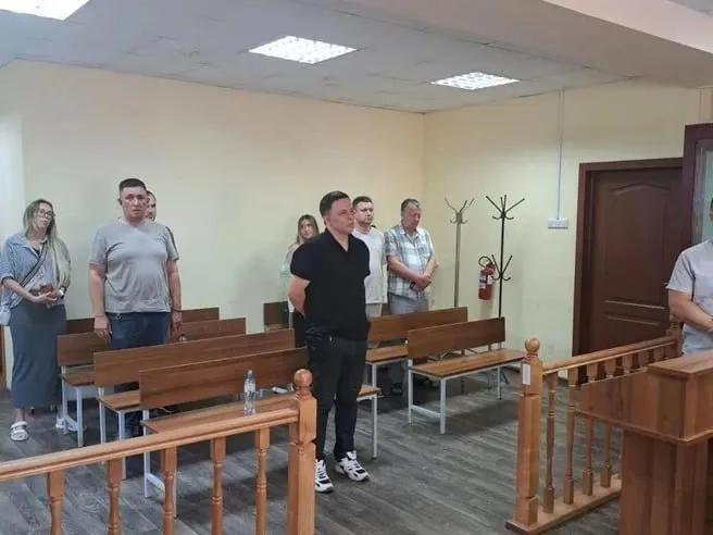 Бориса Садчикова признали виновным в хищении более 51 млн рублей при выполнении госконтракта. Ранее он вместе с приставами участвовал в выселении Татьяны Долгушиной после торгов по ипотеке. Приговор — 7 лет колонии общего режима и штраф 500 тыс. рублей.