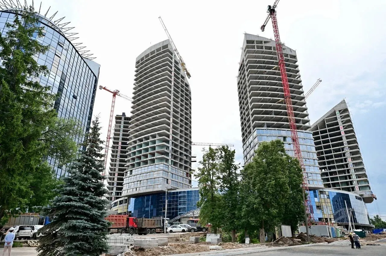 Во всех семи корпусах кампуса завершено возведение — сейчас монтируют фасады, инженерные сети и ведут отделку. Комплекс рассчитан на 4 тысячи студентов, завершение строительства планируется к 2027 году.