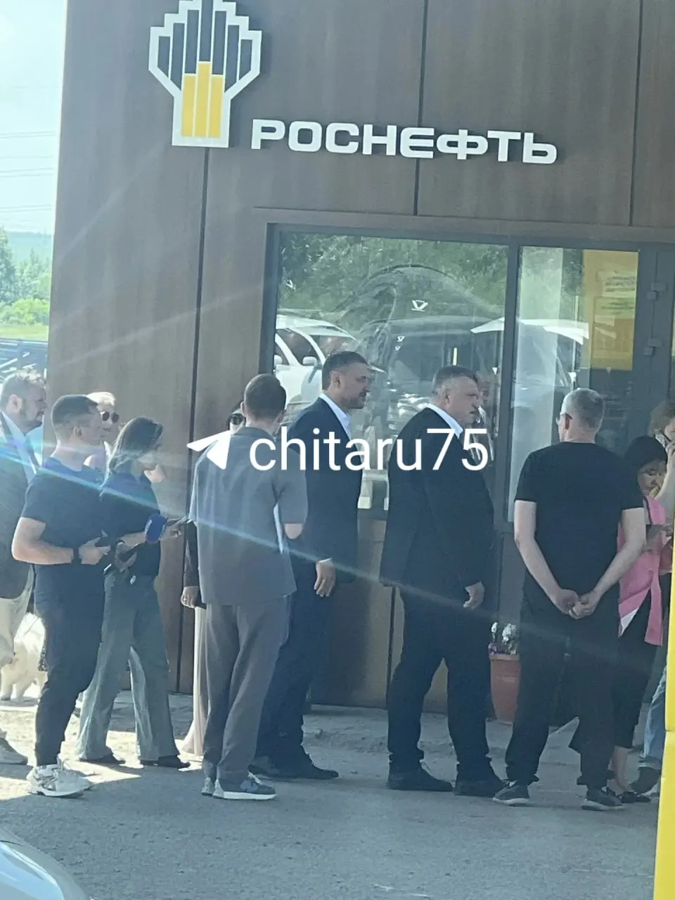 В Чите губернатор Александр Осипов, мэр Инна Щеглова и зампред Павел Волков приостановились на автозаправке на Маршала Жукова, где действует приоритетная схема обслуживания для водителей с инвалидностью.