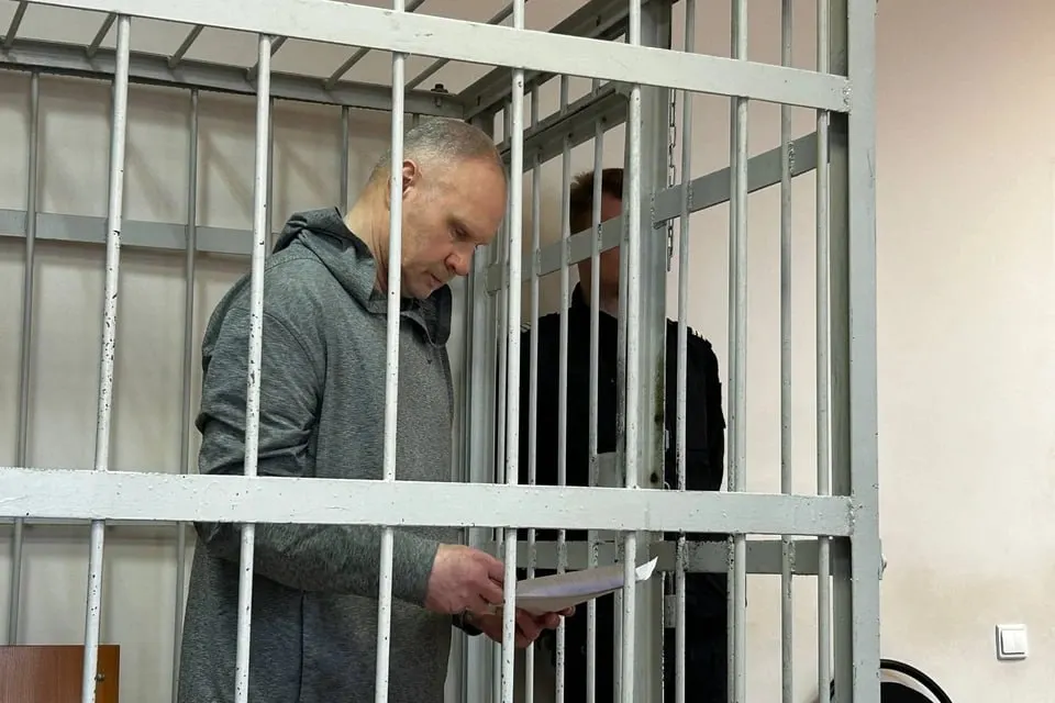 Суд признал бывшего первого замминистра виновным в злоупотреблении полномочиями и получении взятки — смартфон за 186 тыс. руб. Ему назначены 4 года колонии строгого режима, штраф 700 тыс. руб. и запрет на госслужбу на 4 года.