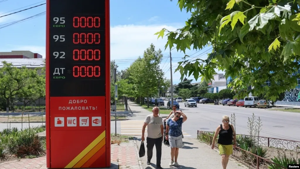 Правительство 8 июля запретило экспорт дизельного топлива на фоне дефицита и повреждений НПЗ. Одновременно объявлены меры по наращиванию производства и скорому импорту нефтепродуктов.