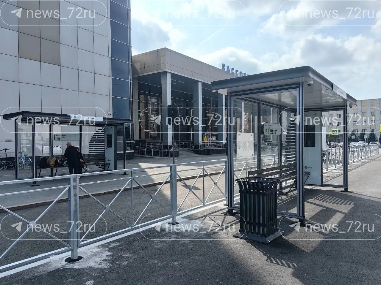 Проезды и остановки у привокзальной площади подготовили, однако въезд перекрыт бетонными блоками. Старую остановку убрали, организовали парковку, которую планируют сделать платной — когда всё заработает в полном объёме, пока неизвестно.