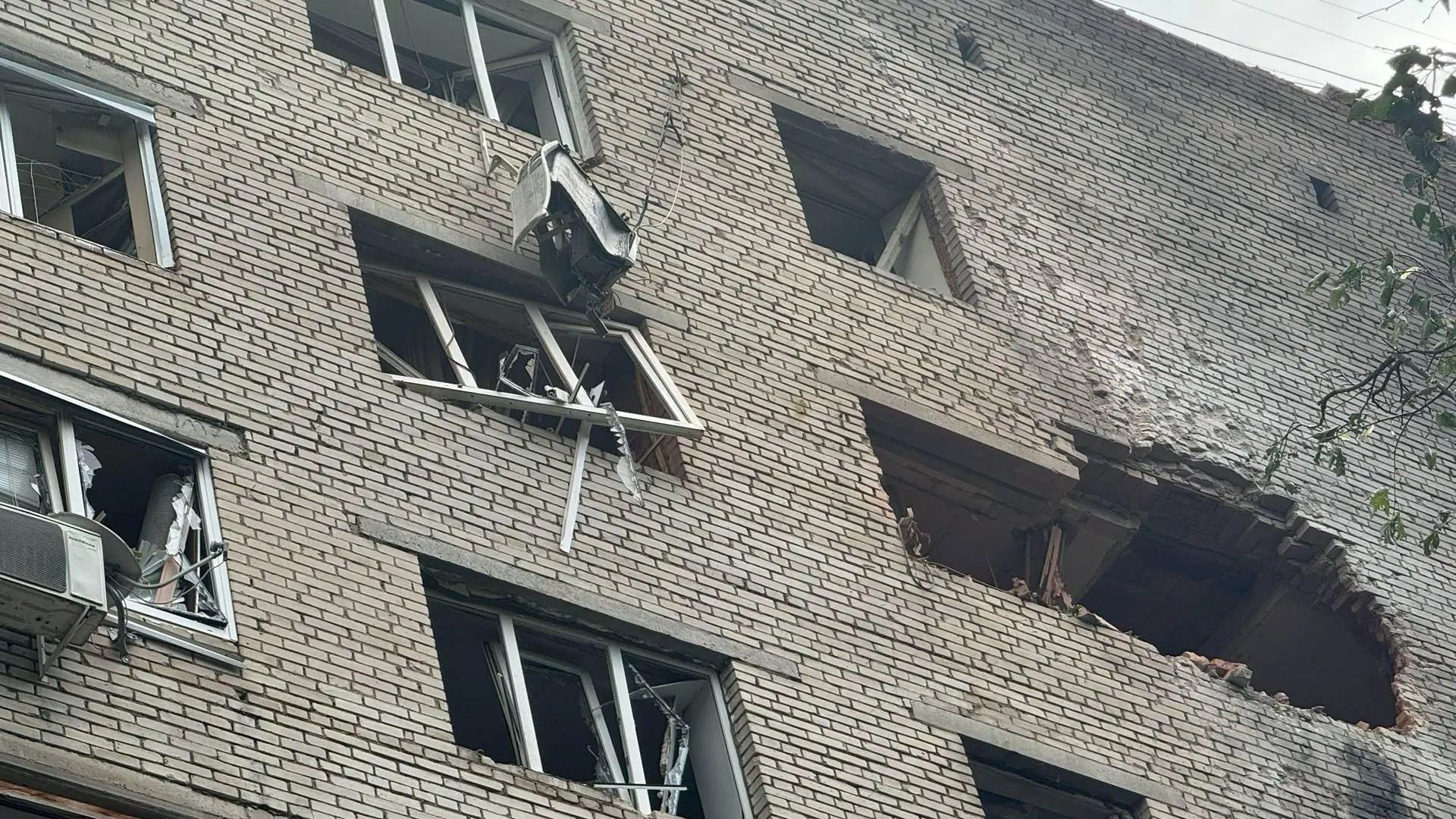 Беспилотник повредил дом на Банковской: жильцам открыли пункт временного размещения с медицинской, психологической и юридической помощью, двоим детям оказали медицинскую помощь.