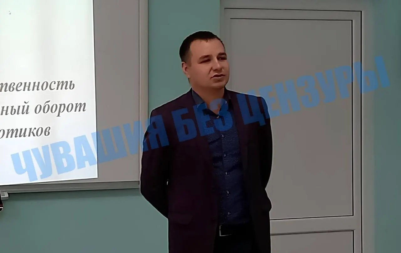 Начальника отделения по контролю за оборотом наркотиков задержали в декабре 2025 года. Его признали виновным в подбросе наркотиков и вымогательстве; при этом выяснилось, что он близок родственник главы Цивильского муниципального округа.