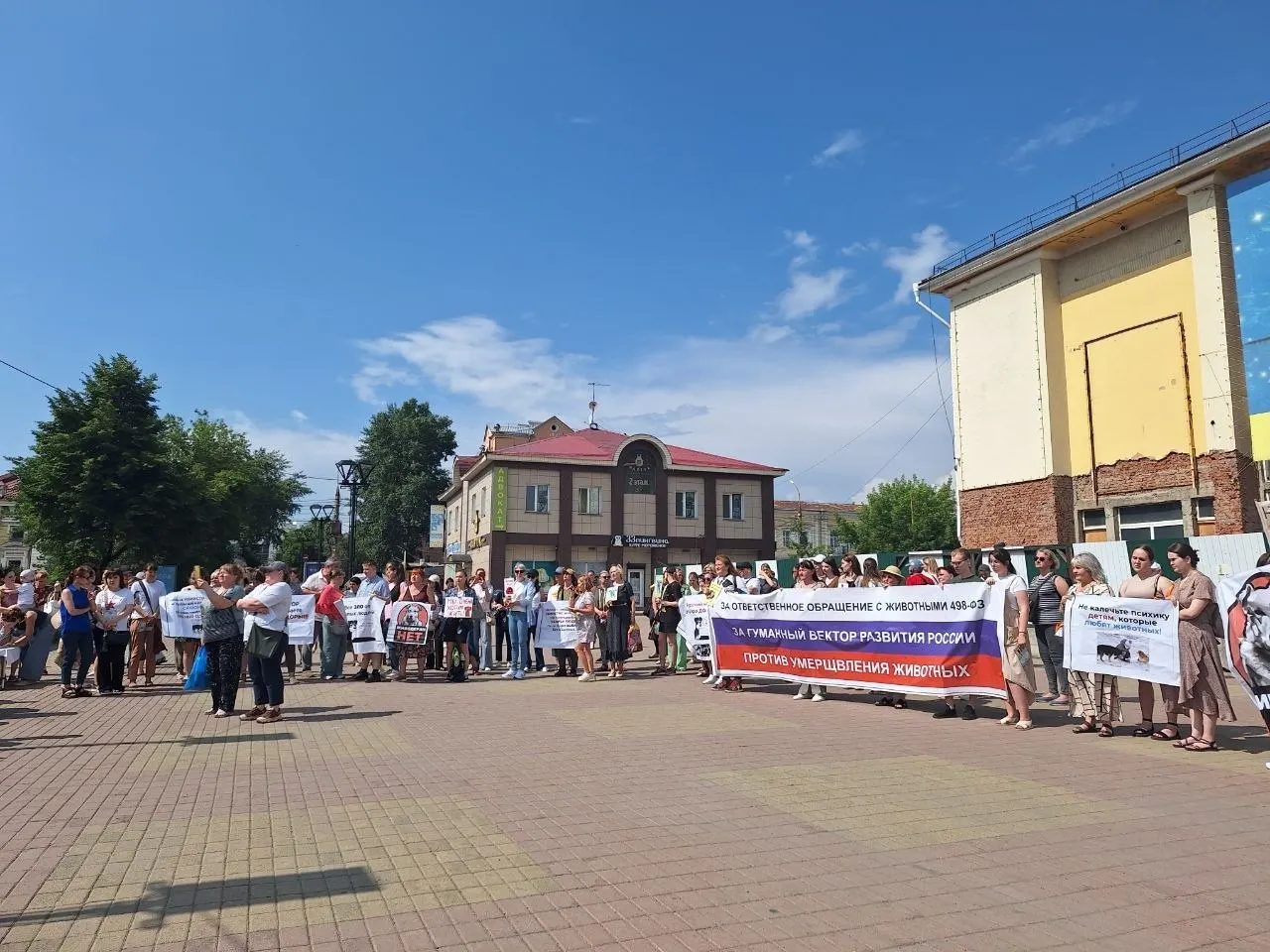4 июля в Иркутске прошёл митинг и сбор подписей против закона, подписанного губернатором 1 июля и вступающего в силу 1 октября. Активисты опасаются, что документ позволит объявлять режим экстраординарной ситуации и усыплять всех отловленных собак через 11 дней; ранее зоозащитников штрафовали за одиночные пикеты.