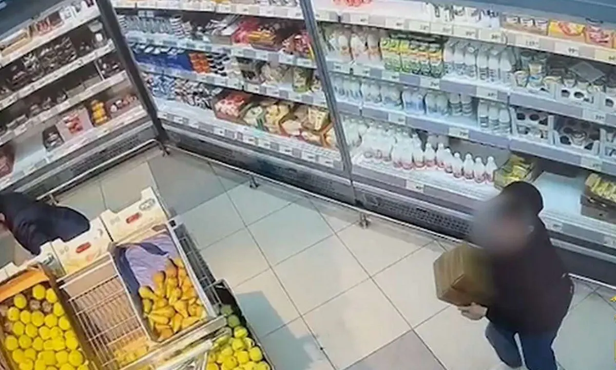 Вечером 25‑летний мужчина спрятался за колонной в магазине, молниеносно схватил плитки шоколада и вышел — на кражу ушло около 15 секунд. Полиция быстро установила личность подозреваемого, он был ранее судим; ущерб — примерно 4 400 рублей, ему грозит до двух лет лишения свободы.