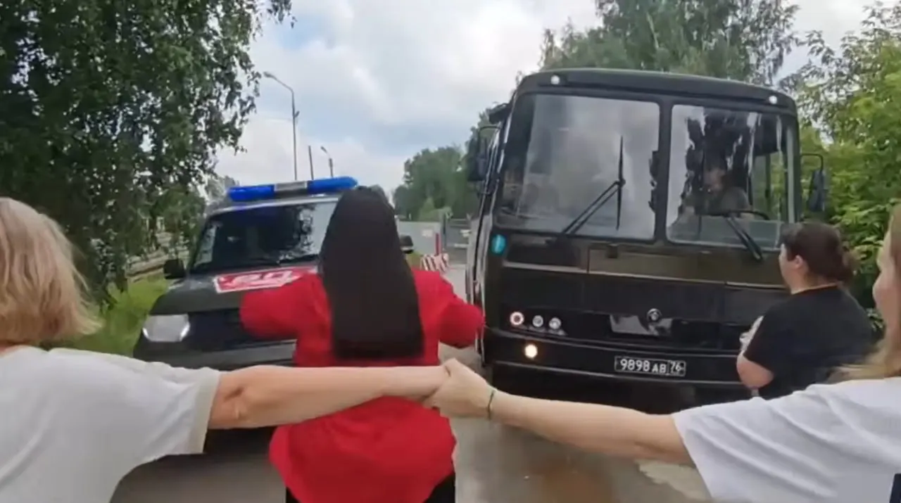 По словам близких, из сборного пункта вывезли около 30 военнослужащих, в том числе раненых и больных, несмотря на протесты семей. Официальных комментариев Минобороны пока нет.