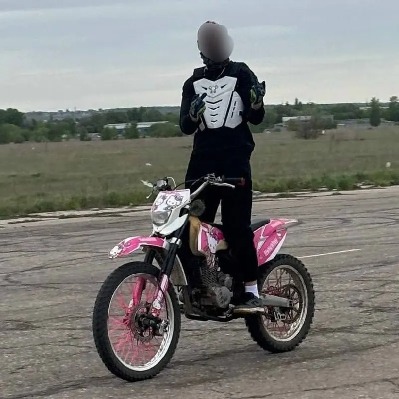 17-летний Александр попал в больницу после драки у ДК «Луч» в Зубчаниновке: сверстник продолжил бить его по голове, когда тот уже падал. Мать пострадавшего опасается, что расследование могут свернуть из‑за связей нападавшего.