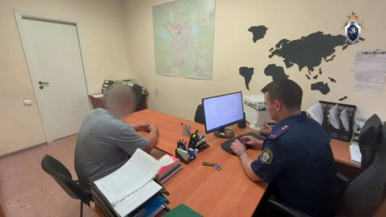 Следственный комитет предъявил обвинение 39‑летнему мужчине в групповом хулиганстве; ему грозит до семи лет лишения свободы. Ранее по делу был задержан ещё один фигурант и помещён в СИЗО.