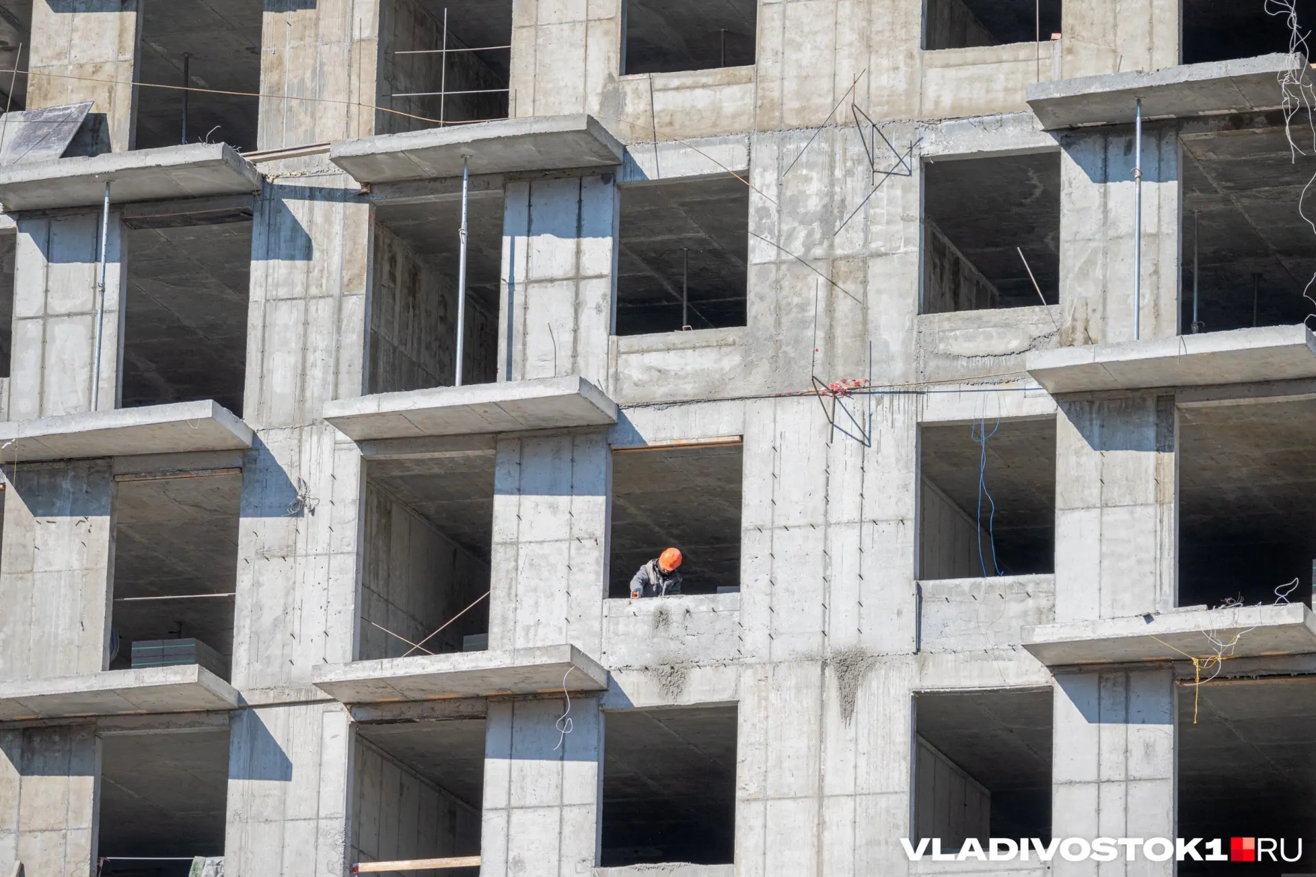 В зоне комплексного развития территории на улице Тюменской стартовало расселение ветхого фонда. По плану до 2030 года новое жильё должно получить 226 человек, сейчас переехали 10.