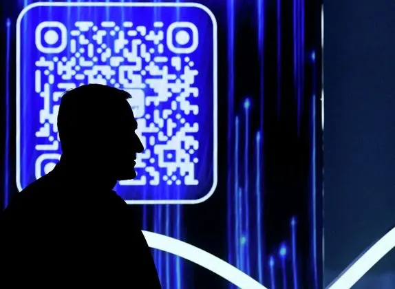 Злоумышленники под видом сотрудников известных компаний предлагают сканировать QR‑коды якобы для получения скидок или бонусов — вместо этого жертвы попадают на фейковые сайты, где крадут данные банковских карт и аккаунтов.