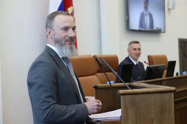 Осуждённый бывший глава Игарки Евгений Никитин из СИЗО направил открытое письмо, в котором называет первого вице‑губернатора края Сергея Пономаренко организатором кадровых схем, порождающих хищения средств в ЖКХ и другие коррупционные практики.