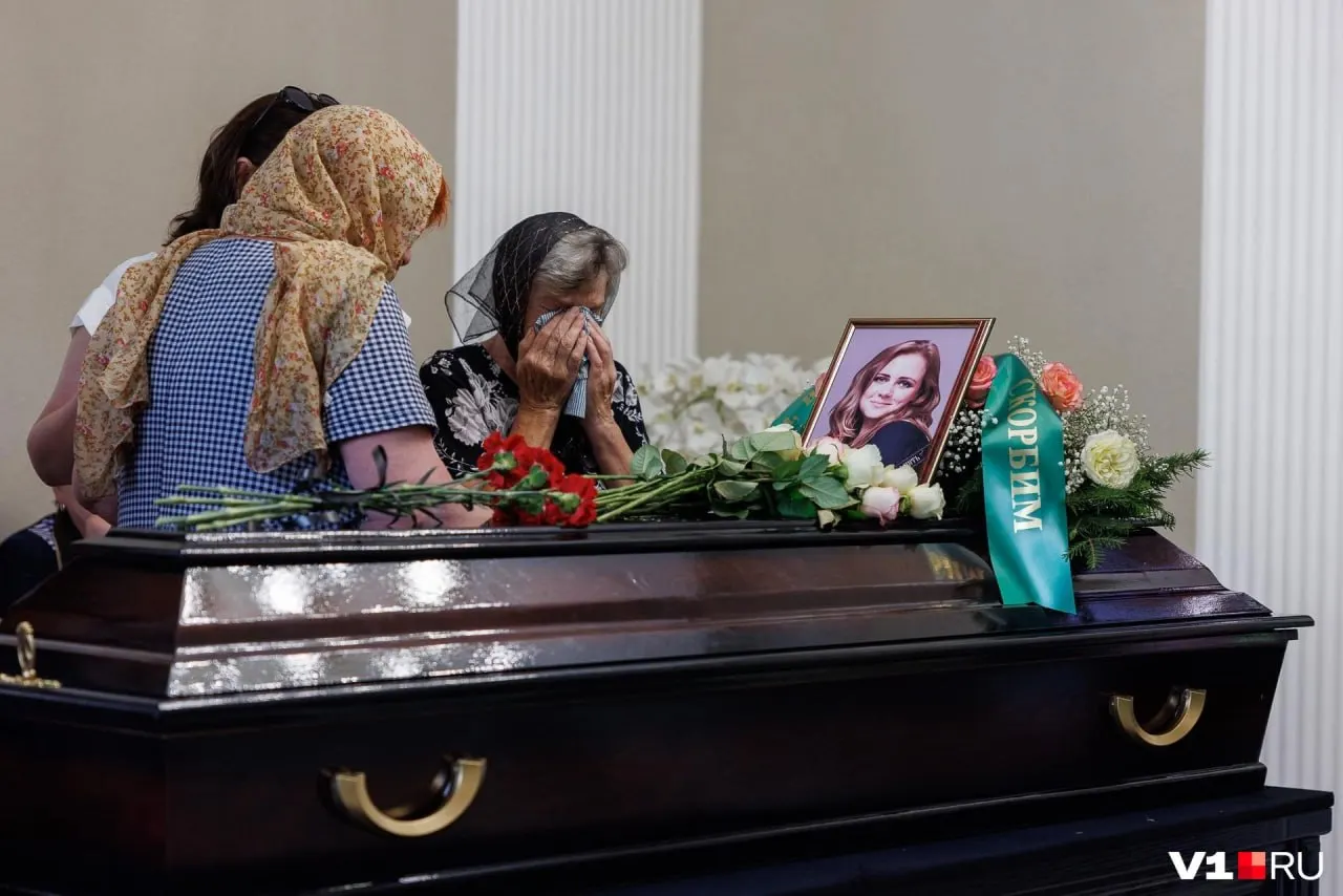 Родственники, коллеги и друзья проводили женщину в последний путь — она погибла в ночь на 27 июня в результате удара по Краснооктябрьскому району Волгограда.