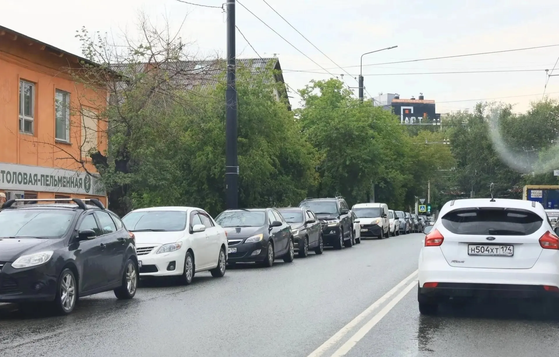 В Челябинске и близлежащих городах наблюдается дефицит топлива: на АЗС образовались длинные пробки, а на отдельных заправках литр АИ‑92 продают почти по 100 рублей.