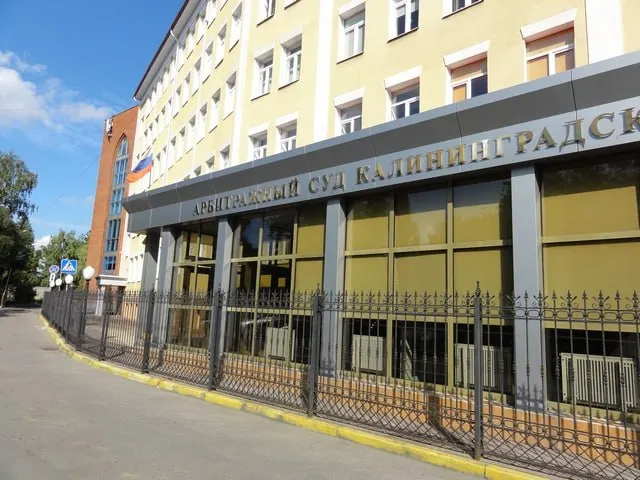 Руководитель Следственного комитета России возбудил дело против судьи Арбитражного суда Калининградской области по подозрению в получении взятки; посредники уже признаны виновными.