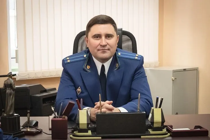 Бывшего руководителя управления по участию прокуроров в гражданских и арбитражных делах задержали и доставили в суд; ему предъявлены обвинения в получении взятки в особо крупном размере и превышении полномочий.