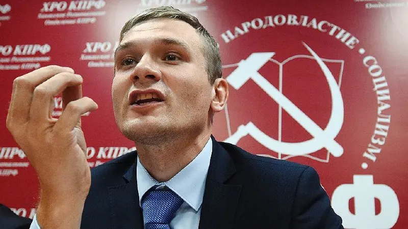 Губернатор Хакасии Валентин Коновалов включён во вторую строку федеральной части списка КПРФ, однако заявил, что не планирует переходить в Госдуму и намерен продолжать работу на посту главы региона.