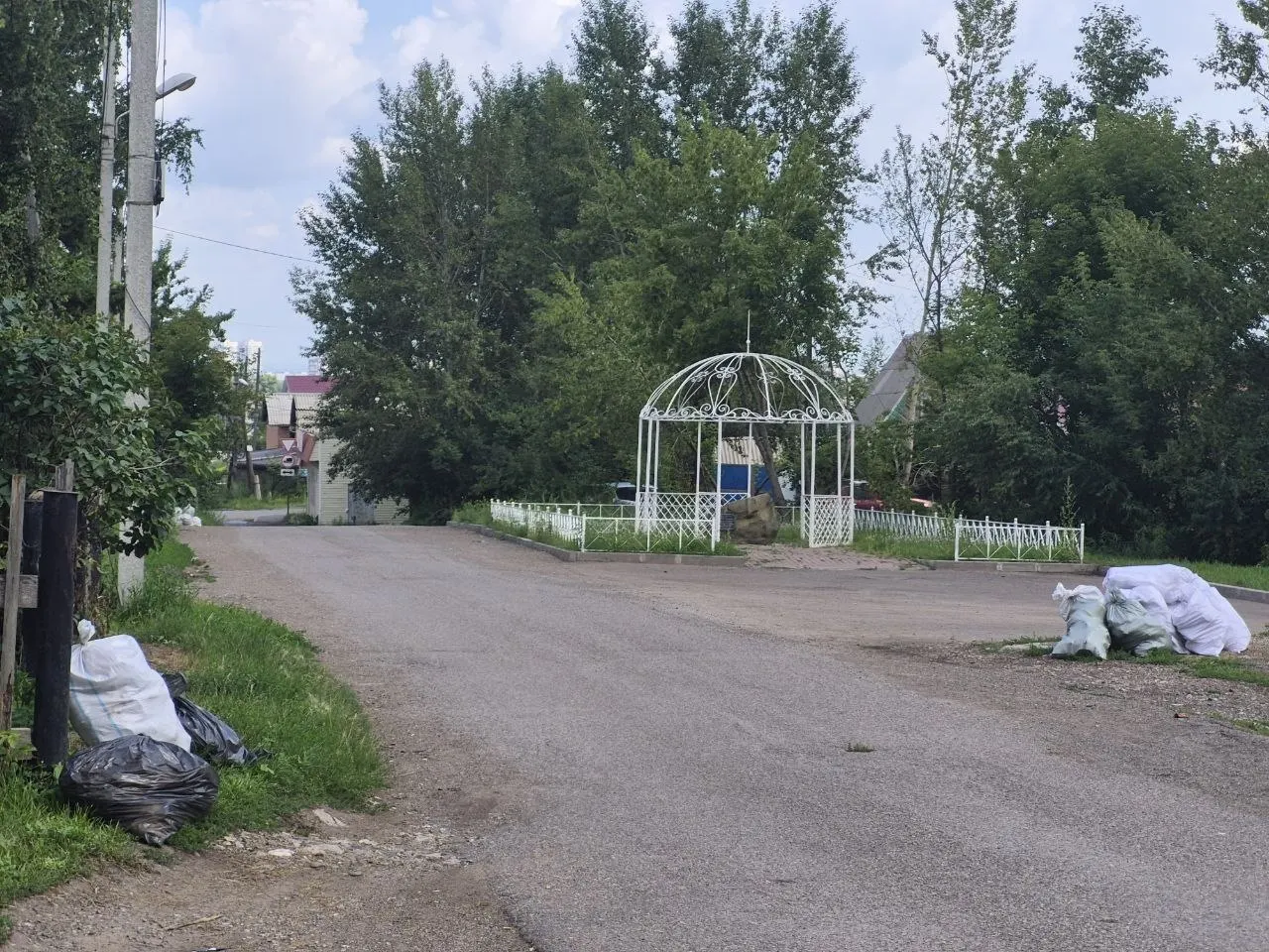 Жители Торгашино жалуются, что регоператор не вывозит мусор с 15 июля — мешки и груды отходов остаются на обочинах рядом с домами.
