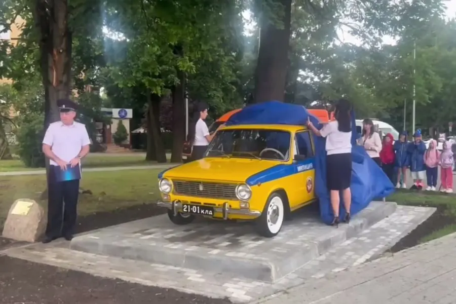 Памятный автомобиль, установленный к юбилею региональной Госавтоинспекции, временно перегнали во двор из‑за «технической неисправности»; доступ внутрь теперь закрыт.