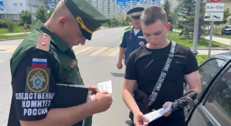 Правозащитники фиксируют рост рейдов и задержаний мужчин по всей России: не менее 37 случаев за первую половину июля, крупнейшая облава в Ростове — 35 задержанных. Задержания происходят на улицах, предприятиях и дома; есть сообщения об избиениях и пропавших без вести. Приведены контакты правозащитных организаций для помощи.
