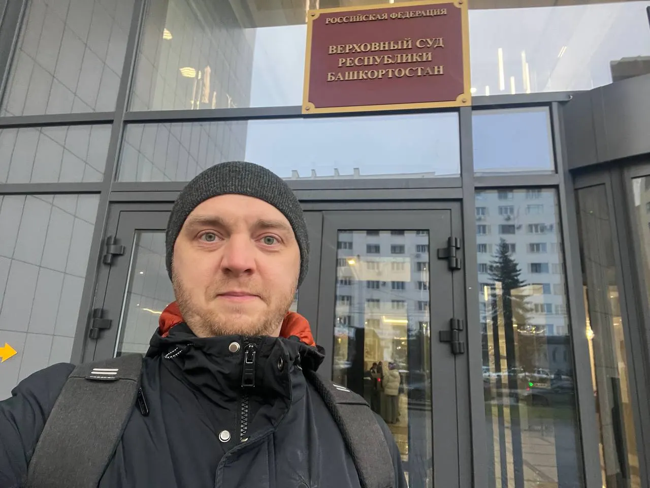 Независимого кандидата Дениса Малышева вызвали в полицию после доноса на запись в закрытом чате. Ему вменяют статью о «военных фейках»; после допроса его отпустили, составлен протокол.