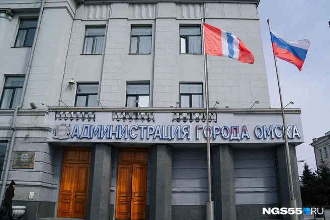 В департаменте образования Омска дали противоречивую информацию: одни утверждают, что чиновница уволилась, другие — что она в отпуске. Пресс-служба мэрии опровергла сообщение об увольнении.