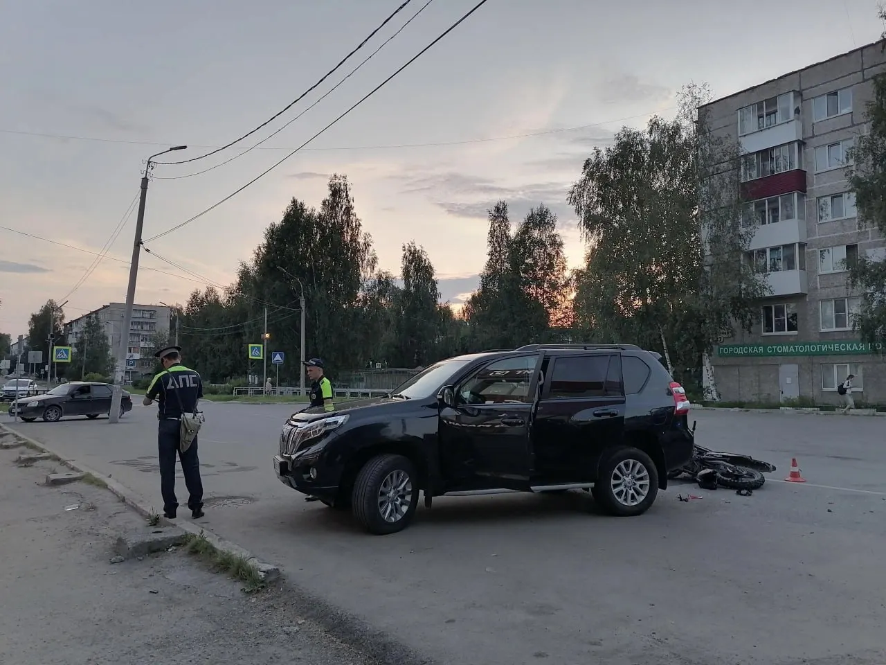 Подросток без прав и шлема столкнулся с Toyota при повороте: мотоциклист госпитализирован, пассажир не получил серьёзных травм. Против участников ДТП составлены административные протоколы.