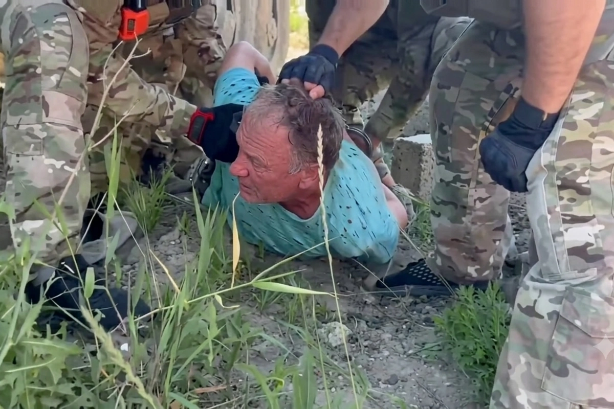 Керченский суд поместил под стражу на 15 суток местного жителя, записавшего на видео замаскированный военный бензовоз; ему предъявили обвинения по статье о неповиновении и составили протокол о «дискредитации» армии.