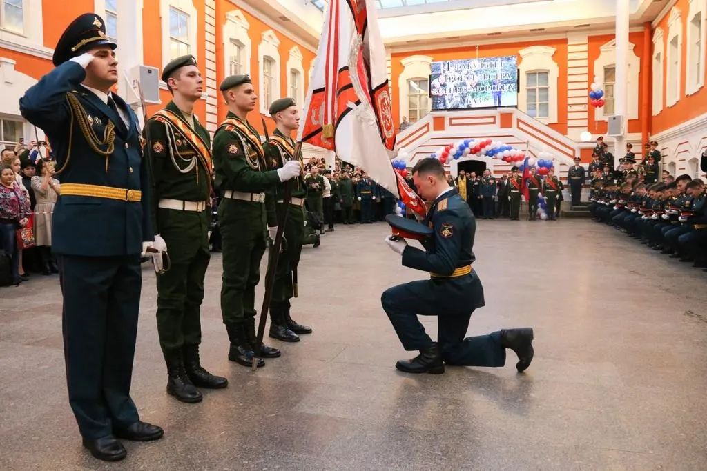 Правительство распорядилось выделить Военный инженерно‑технический университет из состава Военной академии материально‑технического обеспечения и вернуть вузу самостоятельный статус. В тексте распоряжения причины реорганизации не указаны.