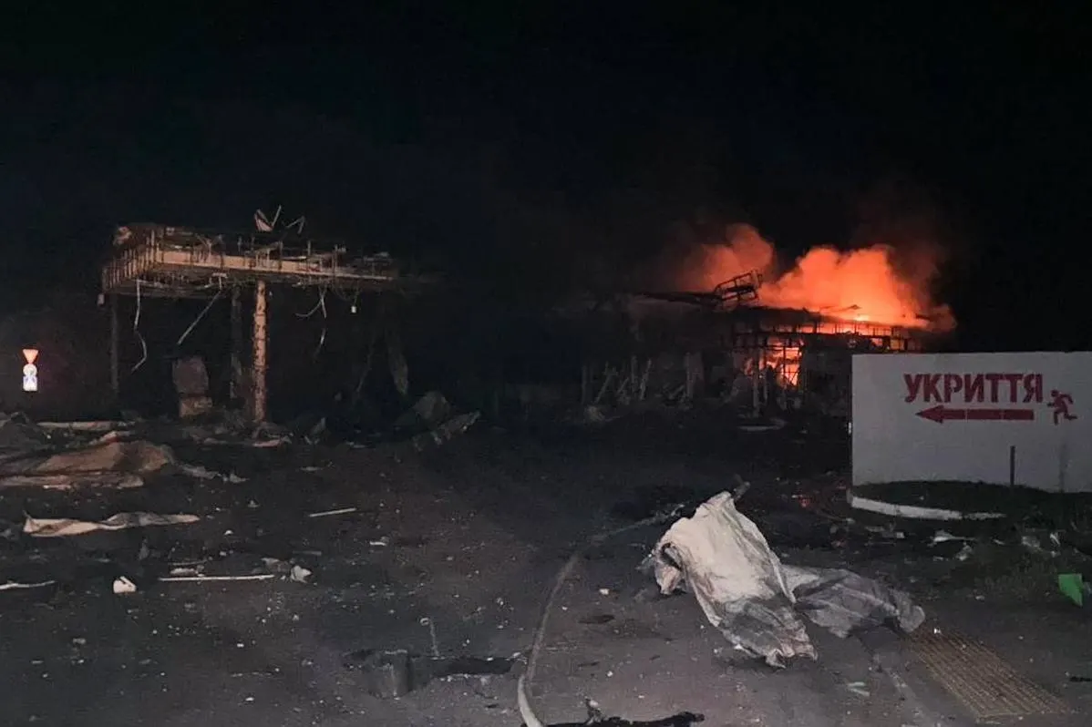 В Баку выразили решительный протест после атаки дронов на автозаправку SOCAR в Николаевской области. Азербайджанское МИД требует расследования, объяснений и защиты гражданских и дипломатических объектов.