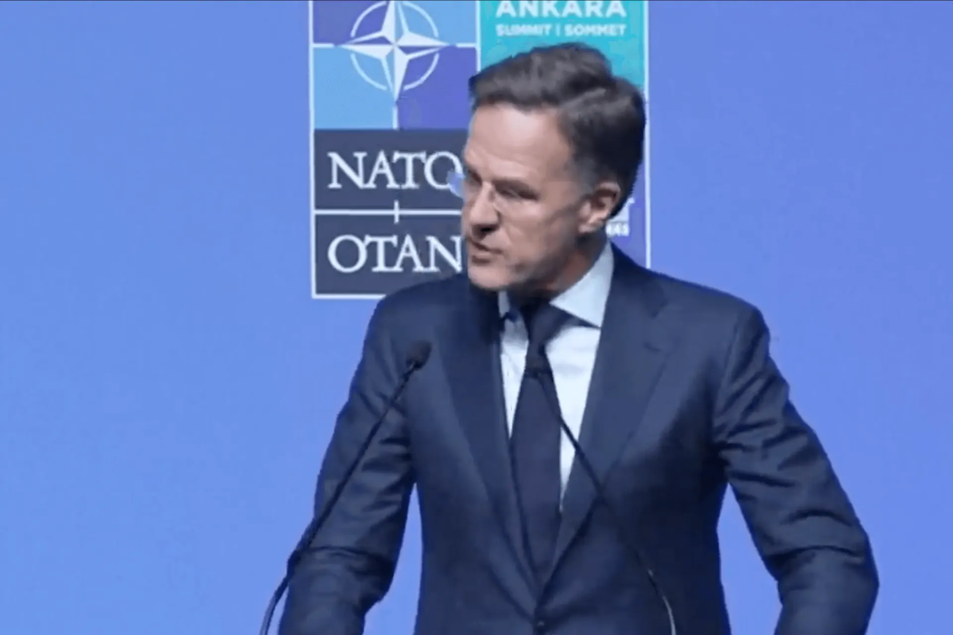 Генсек НАТО Марк Рютте в Анкаре призвал молодых россиян дважды подумать прежде чем вступать в армию, участвующую в войне с Украиной, заявив, что ежемесячные потери достигают десятков тысяч человек. Он также отметил факторы, которые, по его мнению, могут подтолкнуть Москву к переговорам.
