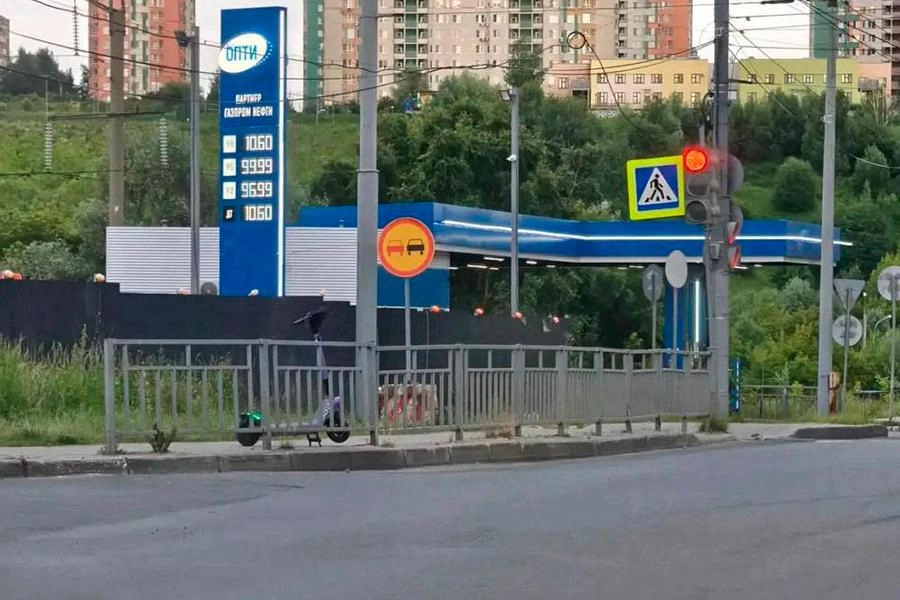 В регионе ограничили продажу топлива до 40 литров в одни руки, вводят тестовый отпуск по QR‑кодам и предлагают схему продажи по четным/нечетным номерам на АЗС на фоне общероссийского дефицита топлива.