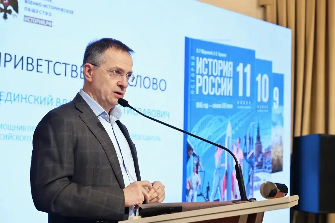 В новом издании учебника истории для 11‑го класса утверждается, что в 2024 году была «попытка прорыва элитных частей ВСУ к Курской АЭС». Независимых подтверждений этому нет: эксперты и открытые источники таких фактов не фиксируют.