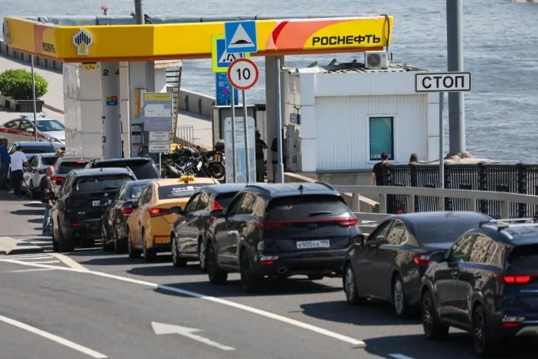 МВД сообщает, что штрафы, выписанные автоматикой водителям, ожидавшим заправки в очередях, можно оспорить через жалобу на постановление; автоматической отмены пока не предусмотрено.