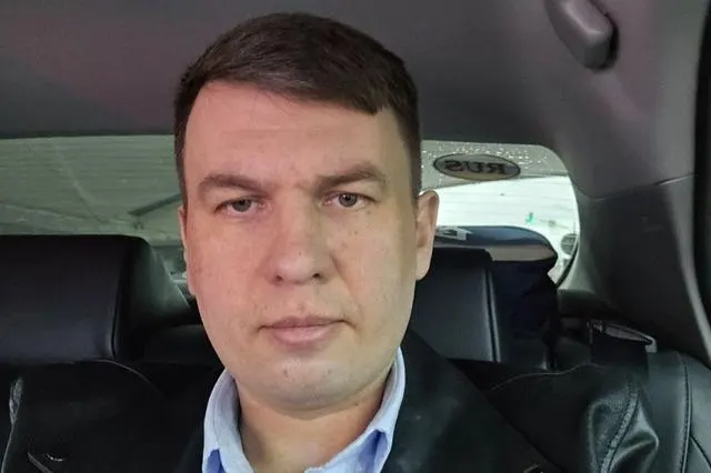 Блогера задержали после публикации манифеста, где он критиковал политику власти и описывал войну в Украине. Ему предъявили обвинение по статье о распространении заведомо ложной информации о вооружённых силах.
