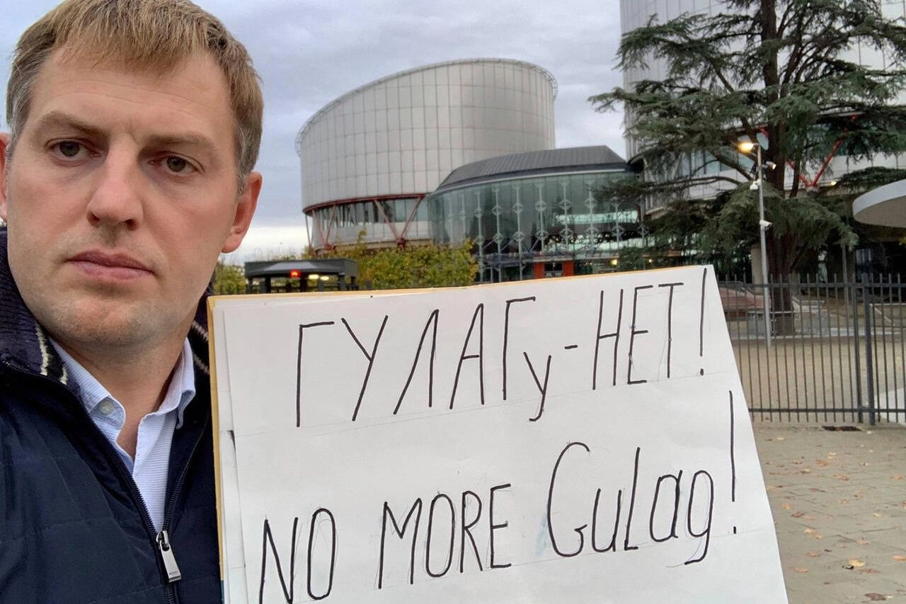 Команда проекта объявила о временном прекращении работы из‑за растущих рисков и давления. В августе–сентябре планируют эфиры подведения итогов 15 лет, ранее во Франции задерживали подозреваемых в подготовке покушения на координатора.