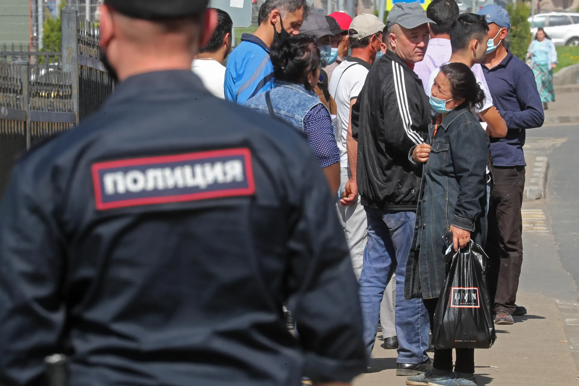 Во второе чтение в Госдуму внесены поправки, которые делают выдворение иностранцев обязательной мерой за ряд правонарушений — среди предложенных оснований — неповиновение пограничнику и дискриминация.